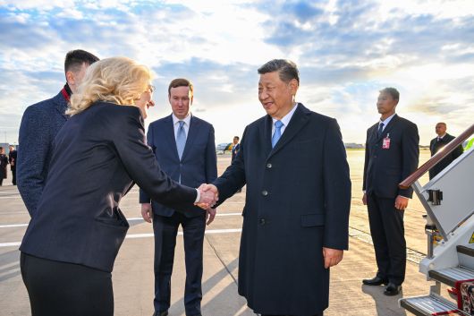 시진핑(가운데) 중국 국가주석이 7일 러시아 모스크바 브누코보 공항에 도착해 타티야나 알렉세예브나 골리코바(왼쪽) 러시아 부총리와 악수하고 있다./신화 연합뉴스