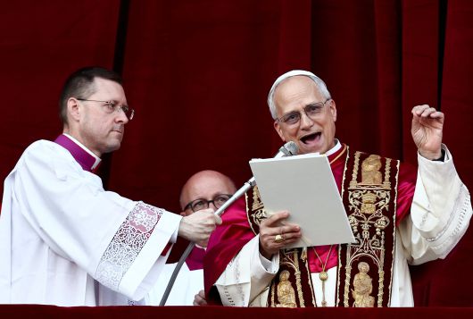 신임 교황 레오 14세가 바티칸 성 베드로 대성당 중앙 발코니에서 전 세계에 평화를 기원하는 강복을 하고 있다./로이터 연합뉴스