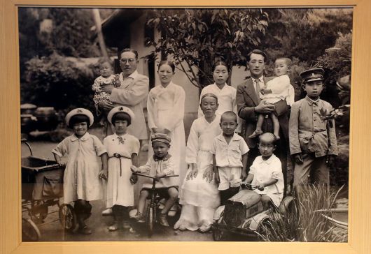 8일 오전 충남 공주시 공주기독교박물관으로 변신한 공주제일교회의 옛 성전 예배당. 교회의 역사, 건축 역사 등이 각종 자료들이 전시되고 있다. 이상화 시인과 박목월 시인과 관련한 자료도 있다. 사진은 이상화 시인의 가족 사진. /신현종 기자