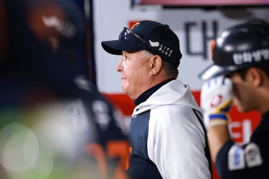 9일 서울 고척스카이돔에서 열린 프로야구 2025 신한 SOL 뱅크 KBO리그 한화 이글스와 키움 히어로즈의 경기에서 한화 김경문 감독이 경기를 지켜보고 있다./연합뉴스