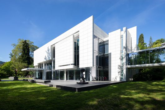 출판인이자 현대 미술품 수집가 프리더 부르다가 자신의 이름을 따서 설립한 미술관.  프리츠커상 수상자이자 '백색의 건축가' 로 알려진 리처드 마이어가 설계했다./N. Kazakov