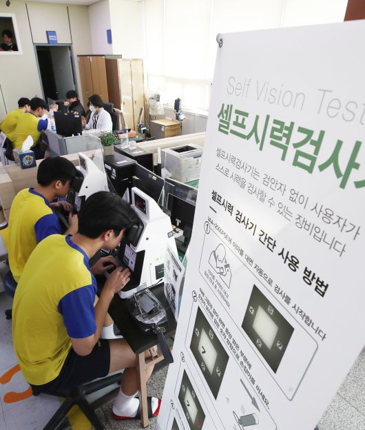 2025년 1월 14일 부산 수영구 부산·울산지방병무청에서 실시된 병역판정검사에서 입영대상자들이 신체검사를 받고 있다./김동환 기자