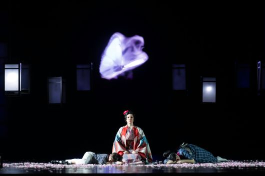 부활절 페스티벌 메인 작품인 푸치니 오페라 '나비 부인'. 베를린필을 지휘한 페트렌코는 정확하고 중량감있는 사운드를 빚어내며 청중을  압도했다. 주인공 초초상을 연기한 이탈리아 소프라노 엘레오노라 부라토/c Monika Rittershaus