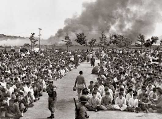 1948년 10월 말 전남 여수에서 국군들이 반란 세력을 가리기 위해 여수 서국민학교 교정에 마을 주민들을 집결시킨 모습 /우리역사넷