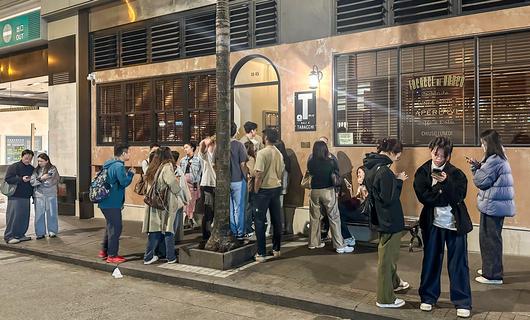 2025년 3월 29일 홍콩 바 ‘리오네(Leone)’ 앞.문을 열기 전부터 길게 줄이 선다. /김지호 기자