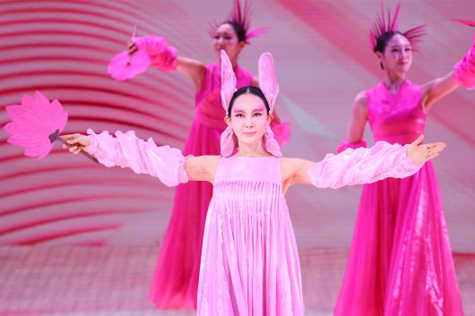 서울 국립정동극장에서 열린 개관 30주년 기념 공연 '단심' 프레스콜에서 무용수로 데뷔한 배우 채시라가 시연을 하고 있다. /연합뉴스