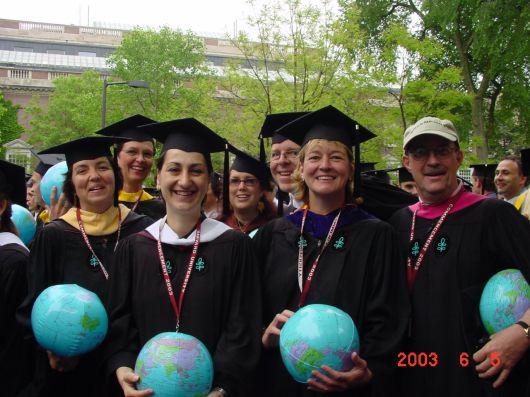 2003년 6월5일 하버드대 졸업식에 참석한 케네디 행정대학원(HKS) 학생들이 조셉 나이 학장이 준비한 지구모형의 비밀 공을 들고 활짝 웃고 있다. HKS 학생들은 이날 졸업식에서 HKS가 호명되자 '하나의 세계'를 상징하는 이 공을 일제히 들어올렸다./이하원 기자