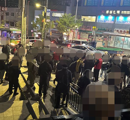 지난달 30일 새벽 수도권 최대 건설 인력시장이 열리는 서울 남구로역. 일을 구하러 나온 일용직 근로자들이 인도에 가득 찼다. /김명일 기자