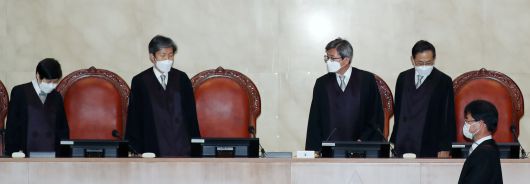 2022년 4월 21일 김명수 대법원장 등 대법관들이 서울 서초구 대법원 대법정에 전원합의체 선고를 위해 입정하고 있는 모습. 대법원 전원합의체는 이날 사적 공간에서 자발적으로 이뤄진 동성 군인 간 성행위는 군기 침해가 아니라 처벌할 수 없다고 판단했다. /뉴스1
