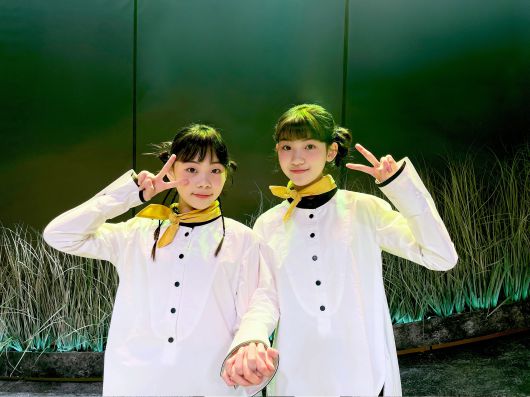 뮤지컬 '긴긴밤'에서 마지막 흰바위 코뿔소 노든과 함께 바다를 향해 긴 긴 밤을 통과하는 아기 펭귄 역의 설가은(16·오른쪽)과 최은영(12). 두 배우는 "부모님들이 아이들과 함께 오시는데 끝날 때 보면 아이들은 활짝 웃고 있는데 부모님들은 하도 울어서 얼굴이 눈물범벅"이라며 웃었다. 50만부 넘게 팔린 동명의 아동 청소년 소설이 원작. /라이브러리컴퍼니