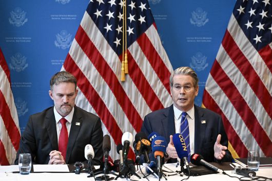 스콧 베선트 미 재무장관(오른쪽)과 제이미슨 그리어 미 무역대표부 대표가 12일 제네바에서 기자 회견을 열어 중국과의 관세협상 결과를 설명하고 있다./AFP 연합뉴스