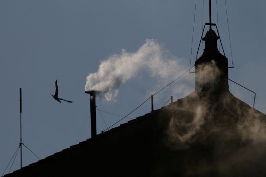 8일 바티칸 시스티나 성당에서 새 교황이 선출됐다는 사실을 알리는 흰 연기가 피어 올랐다./로이터 연합뉴스