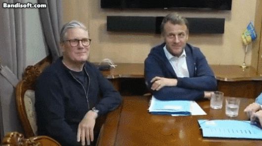 에마뉘엘 마크롱 프랑스 대통령(가운데)이 손에 쥐고 있던 하얀 물체를 주머니에 넣는 모습./엑스(X·옛 트위터)