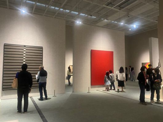 국립현대미술관 서울관 상설전을 감상하고 있는 관람객들. /국립현대미술관