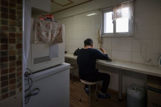 2021년 서울 신림동에 위치한 고시텔에서 한 거주민이 라면을 먹고 있다. /김지호 기자