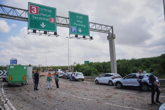 이스라엘 경찰이 지난 4일 후티 반군 세력이 쏜 발사체가 떨어진 텔아비브 인근 벤구리온 국제공항 주변 도로를 조사하고 있다./AP 연합뉴스