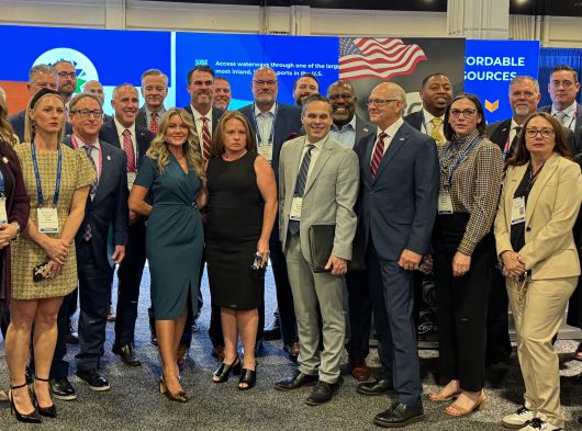 12일 '셀렉트USA 인베스트먼트 서밋' 현장의 오클라호마주에서 케빈 스팃 주지사와 관계자들이 기념 촬영을 하고 있다. /내셔널하버(메릴랜드주)=김은중 특파원