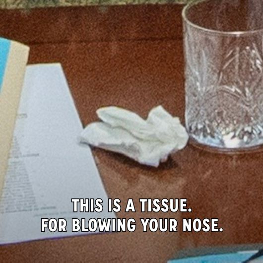 엘리제궁이 테이블 위 하얀 물체가 '코를 푸는 휴지'라고 설명하며 올린 사진./엑스(X·옛 트위터)