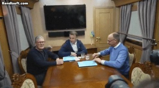 에마뉘엘 마크롱 프랑스 대통령(가운데)이 테이블 위 하얀 물체를 치우는 모습./엑스(X·옛 트위터)