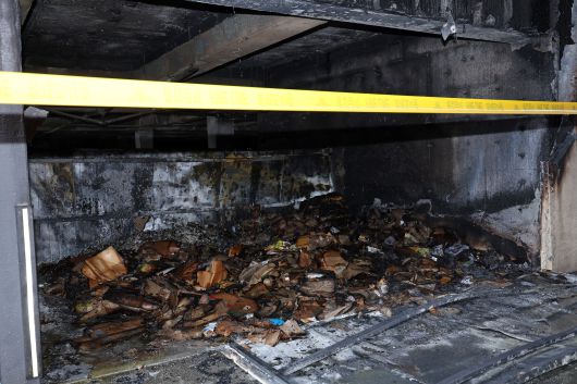 지난 3월 31일 광주 광산구 신가동 한 종합병원 어린이집 건물에서 화재가 발생해 건물 외벽과 주차된 차량 9대를 모두 태웠다. /연합뉴스