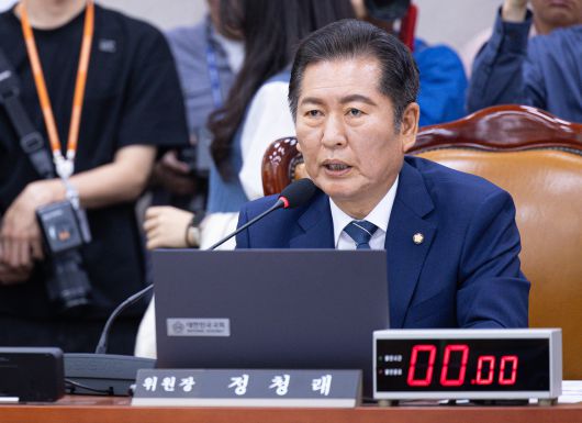 정청래 국회 법제사법위원회 위원장이 14일 오전 서울 여의도 국회에서 열린 법사위 전체회의에서 발언을 하고 있다./뉴스1