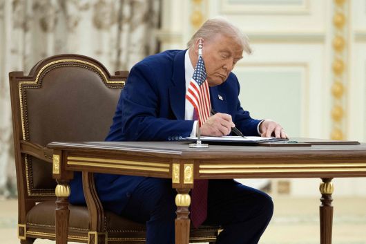 도널드 트럼프 미국 대통령이 13일 리야드에서 사우디 왕세자와의 양자 회담에서 합의문에 서명하고 있다./AFP 연합뉴스