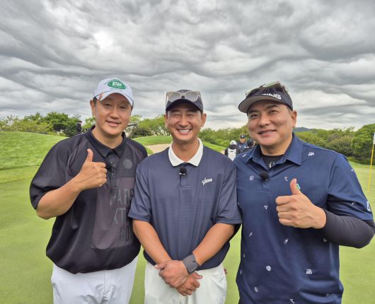 프로야구 1~3위를 달리는 한화 이글스, LG 트윈스, 롯데 자이언츠의 영구결번 은퇴선수인 김태균(오른쪽부터), 박용택, 이대호가 14일 제주 서귀포 핀크스 골프클럽에서 열린 SK텔레콤 채리티 오픈 2025에 참가한 뒤 포즈를 취하고 있다. /연합뉴스
