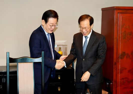 더불어민주당 이재명 대표와 이석연 전 법제처장이 작년 11월 28일 서울 여의도의 한 식당에서 만나고 있다. /국회사진기자단