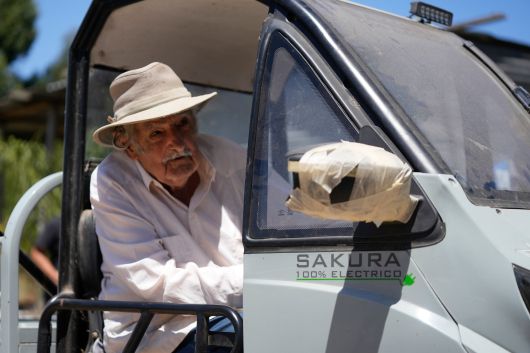 지난 2월 우르과이 몬테비데오의 농장에서 전기차를 몰고 있는 호세 무히카 전 대통령의 생전 모습. /신화 연합뉴스