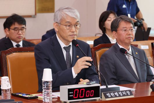 천대엽 법원행정처장이 14일 서울 여의도 국회에서 열린 법원조직법·공직선거법·헌법재판소 등을 심사하는 법제사법위원회 전체회의에서 의원 질의에 답하고 있다. /연합뉴스