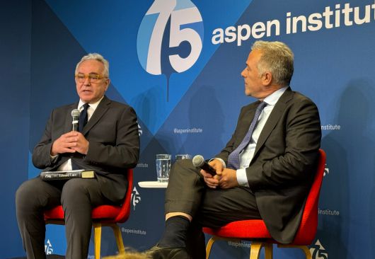 13일 미국 워싱턴 DC 아스펜연구소에서 에드워드 루스(오른쪽) 파이낸셜타임스 칼럼니스트와 커트 캠벨 전 국무부 부장관이 대담을 하고 있다. /워싱턴=김은중 특파원