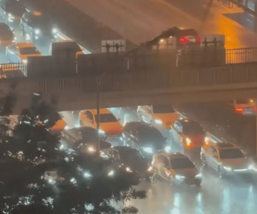 일부 차량이 우박을 피하기 위해 다리 아래에 멈춰서면서 교통 체증이 발생한 모습. /중국 소셜미디어
