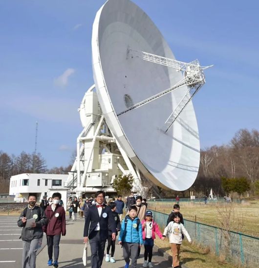 일본 나가노현 '노베야마 우주 전파 관측소’ 니시무라 준 소장이 최근 청소년 견학 투어를 진행하고 있다. 유명 만화 '명탐정 코난'의 주인공처럼 빨간 나비 넥타이를 매고 있다./시나노마이니치신문 디지털