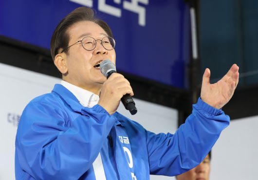 더불어민주당 이재명 대통령 후보가 14일 경남 거제 엠파크에서 유세를 하고 있다. /남강호 기자