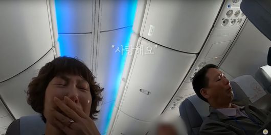 지난해 1월 경북 문경 화재 현장에서 순직한 고(故) 김수광 소방장의 음성 편지가 흘러나오자 눈물을 쏟는 김 소방장의 어머니(왼쪽)와 아버지./소방청 공식 유튜브