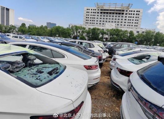 우박으로 파손된 차량들. /중국 소셜미디어