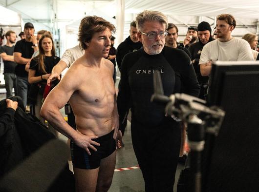 ‘미션 임파서블: 파이널 레코닝’ 수중 액션 촬영장에서 모니터를 보고 있는 톰 크루즈(왼쪽)와 감독 크리스토퍼 매쿼리./롯데엔터테인먼트