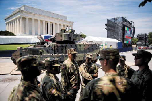 미국 독립기념일(7월 4일) 하루 전인 2020년 7월 3일 미군의 브래들리 장갑차가 독립기념일 행사가 열리는 워싱턴 링컨기념관 앞에 배치되고 있다. /AP 연합뉴스