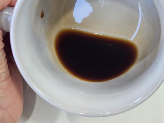 돌체타 푸룬스틱을 컵에 따라낸 모습. /사진=더비비드