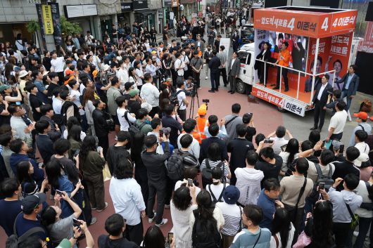이준석 개혁신당 후보가 17일 오후 서울 성수동에서 유세를 하고 있다. /개혁신당