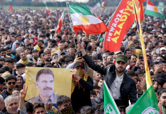 지난 3월 튀르키예 이스탄불에서 열린 집회에서 참가자들이 쿠르드족 분리주의 무장단체 쿠르드노동자당(PKK)의 설립자 압둘라 외잘란의 사진과 쿠르드자치정부 깃발 등을 흔들고 있다./로이터 연합뉴스