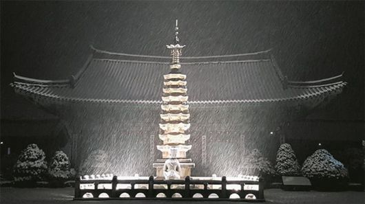 월정사의 눈 내리는 밤 풍경. /월정사