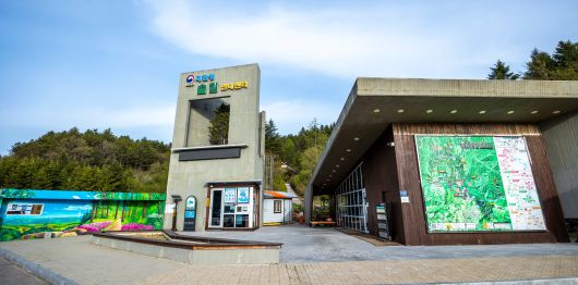 선자령을 비롯해 대관령숲길에 대한 자료를 얻거나 안내를 받을 수 있는 '대관령숲길 안내센터'. / 이신영 영상미디어 기자