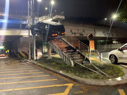 17일 오전 1시20분쯤 대구 수성구 만촌동에서 20대 남성 A씨가 몰던 SUV 승용차가 육교로 돌진해 육교 난간 등이 파손됐다./뉴스1