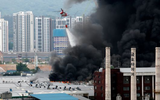 17일 오전 7시 11분 광주 광산구 소촌동 금호타이어 광장공장에서 화재가 발생해 소방당국이 진화 작업을 하고 있다. /뉴스1