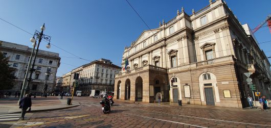 이탈리아 오페라 종가로 꼽히는 밀라노 라 스칼라 극장. 롯시니, 도니체티, 벨리니를 비롯 베르디 '나부코', 푸치니 '나비부인' 등 오페라 걸작이 초연된 곳이다. 100년 전 화가 나혜석과 테너 이인선이 이 극장에서 오페라를 보고 기록을 남겼다. /김기철기자