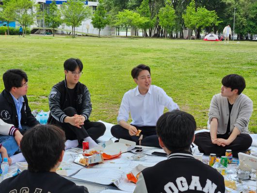 이준석 개혁신당 후보가 17일 오후 서울 광나루한강공원에서 청년들과 피크닉을 하며 대화를 나누고 있다. /이해인 기자