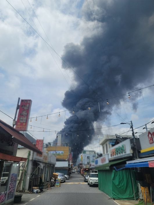 17일 광주광역시 광산구 금호타이어 광주공장 인근 상점가 너머로 검은 연기가 치솟고 있다. /진창일 기자