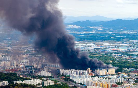 금호타이어 광주공장 화재가 발생한 17일 오전 타이어 원료가 타면서 검은 연기가 광주 전체를 덮을만큼 뿜어져 나오고 있다./김영근 기자