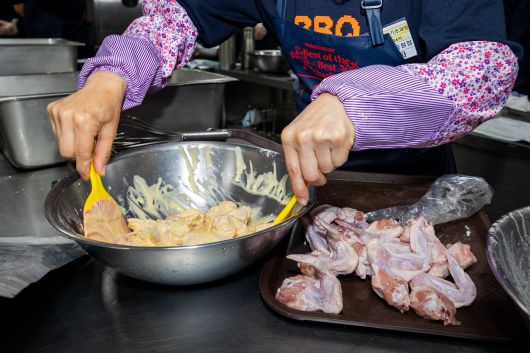 한 중년 교육생이 닭날개에 반죽옷을 입히고 있다. 최저임금 상승과 고용주 의무 강화로, 신규 가맹점주들은 대개 처음부터 아르바이트생을 쓰지 않고 가족끼리 해나가는 경우가 많다고. /이건송 영상미디어 기자